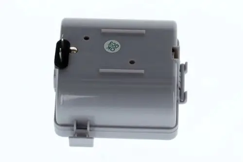 Graues Batteriegehäuse von Bosch mit Steckverbindung auf der Seite und mehreren Befestigungsmöglichkeiten. Die Oberseite zeigt ein Prüfsiegel.